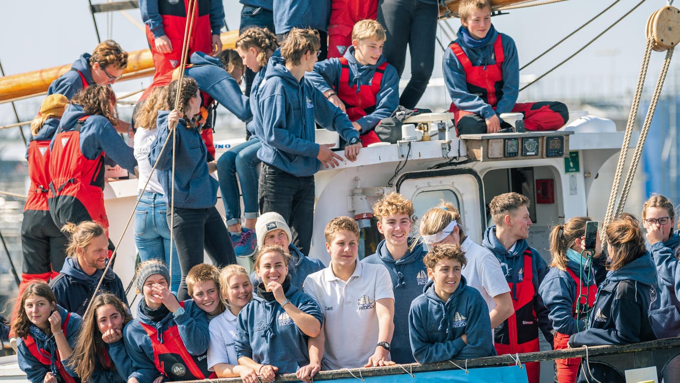 Die Schüler des Ocean College kehren mit der "Pelican of London" zurück und schauen zu ihren Familienangehörigen, die im Hafen auf sie warten. Da die Häfen in Frankreich geschlossen sind, musste der Endpunkt der Reise kurzfristig von Bordeaux nach Cuxhaven verlegt werden.