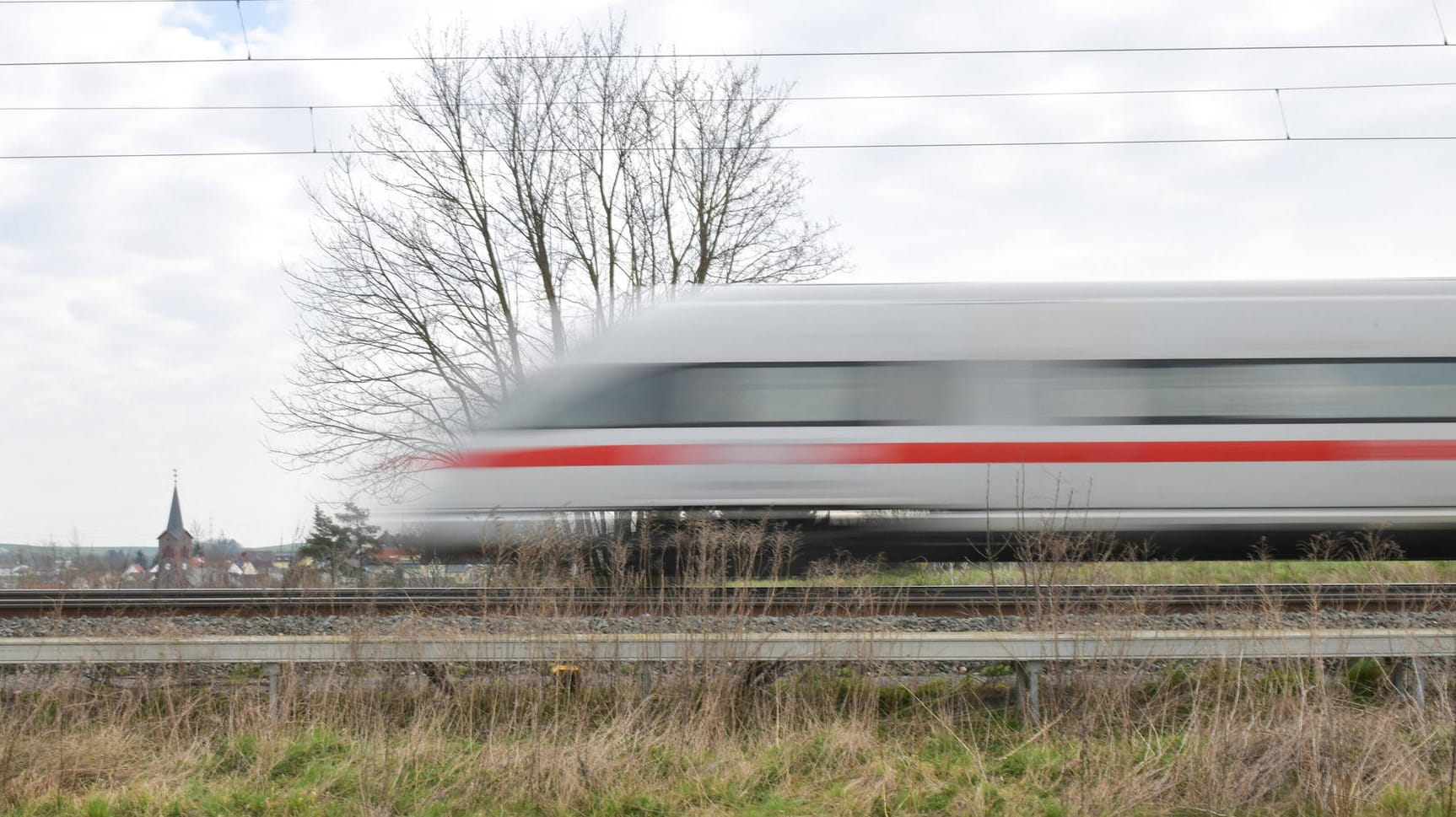 Schlimmes Unglück in Sachsen-Anhalt: Ein Kleinkind hatte sich auf naheliegende Bahngleise verirrt und wurde von einem Zug erfasst. Schlimmes Unglück in Sachsen-Anhalt: Ein Kleinkind hatte sich auf naheliegende Bahngleise verirrt und wurde von einem Zug erfasst.