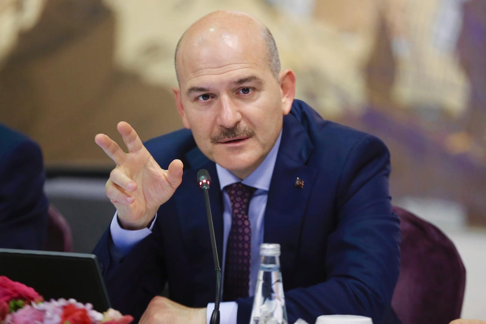 Nach dem verunglückten Start einer Ausgangssperre ist der türkische Innenminister Süleyman Soylu zurückgetreten.