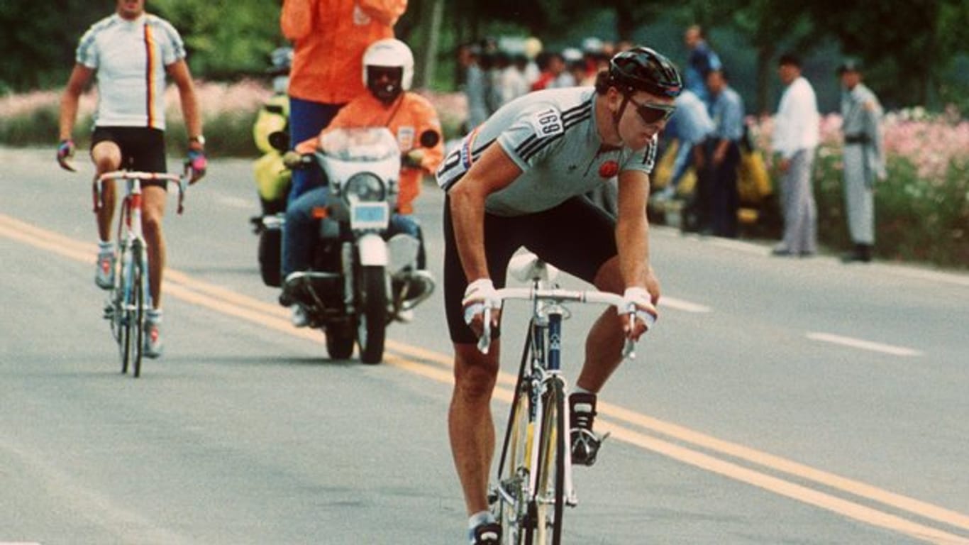 In der DDR ein umjubelter Radstar: Olaf Ludwig siegt beim Straßenrennen der Olympischen Sommerspiele in Seoul.