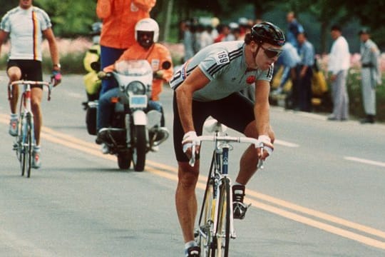 In der DDR ein umjubelter Radstar: Olaf Ludwig siegt beim Straßenrennen der Olympischen Sommerspiele in Seoul.