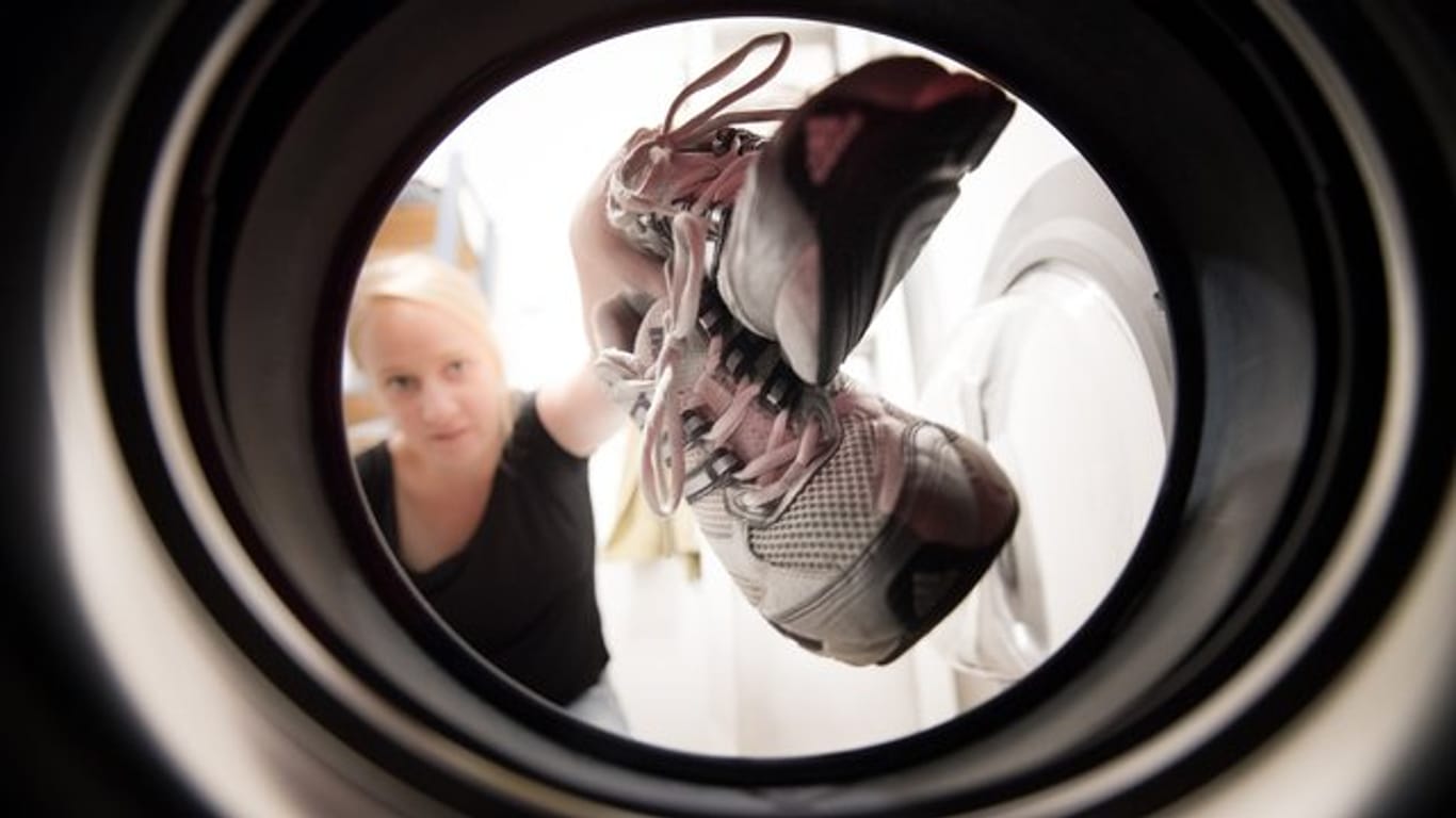Reinigung: Laufschuhe einfach in die Waschmaschine zu stecken, ist riskant.