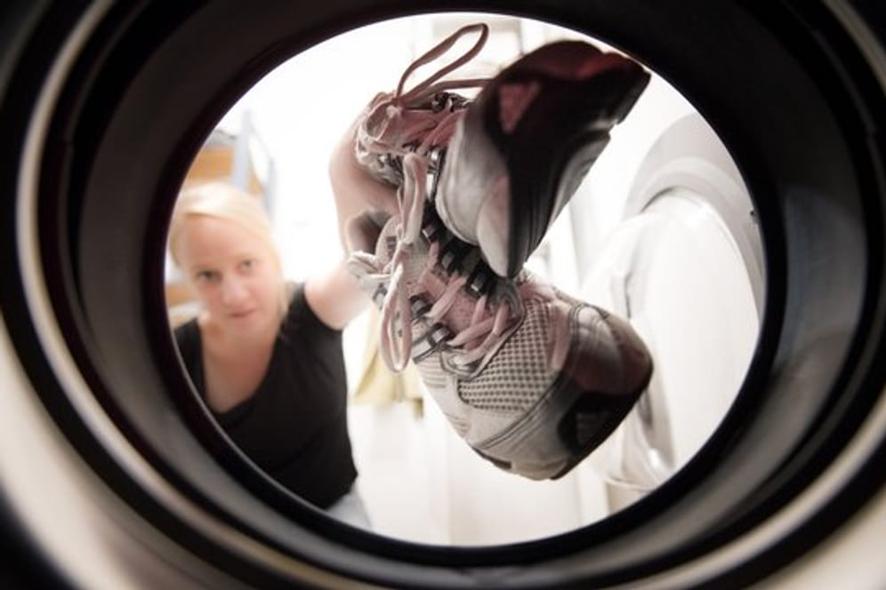 Reinigung: Laufschuhe einfach in die Waschmaschine zu stecken, ist riskant.