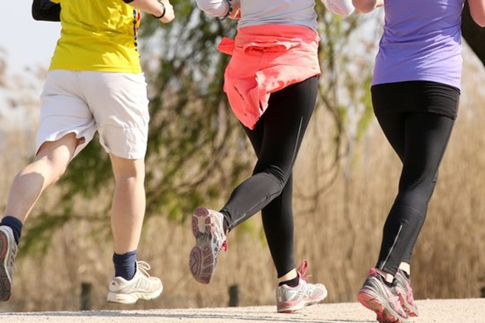 Sportkleidung besteht weitgehend aus Hightech-Materialien, die ihr angenehme Eigenschaften verleiht.