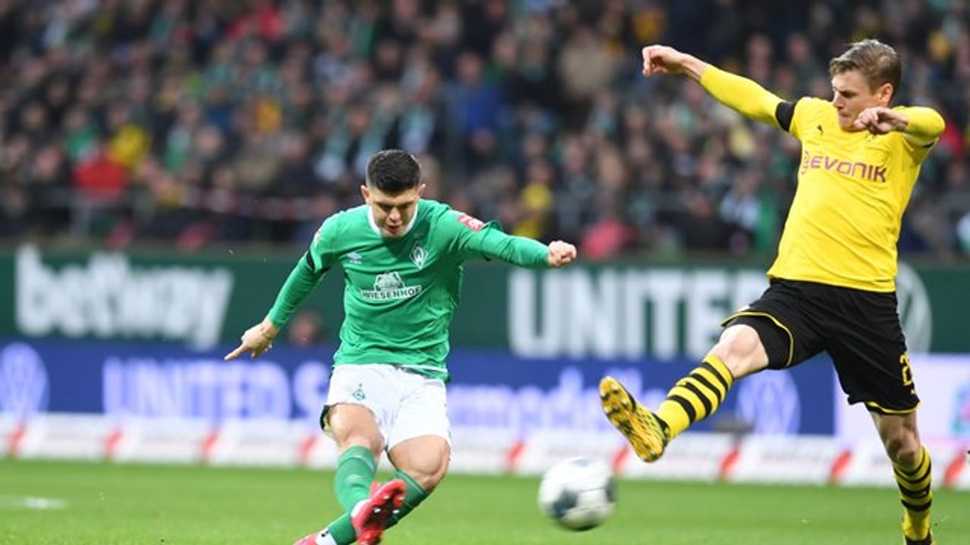 Werder-Youngster Milot Rashica (l) soll vor der Corona-Krise das Interesse von Borussia Dortmund geweckt haben.