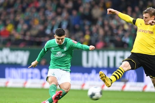 Werder-Youngster Milot Rashica (l) soll vor der Corona-Krise das Interesse von Borussia Dortmund geweckt haben.
