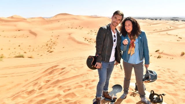 Hanna Liebhold (Barbara Wussow) ist es gelungen, Kapitän Max Parger (Florian Silbereisen) zu einem "Skiausflug" in die goldenen Sanddünen zu überreden.