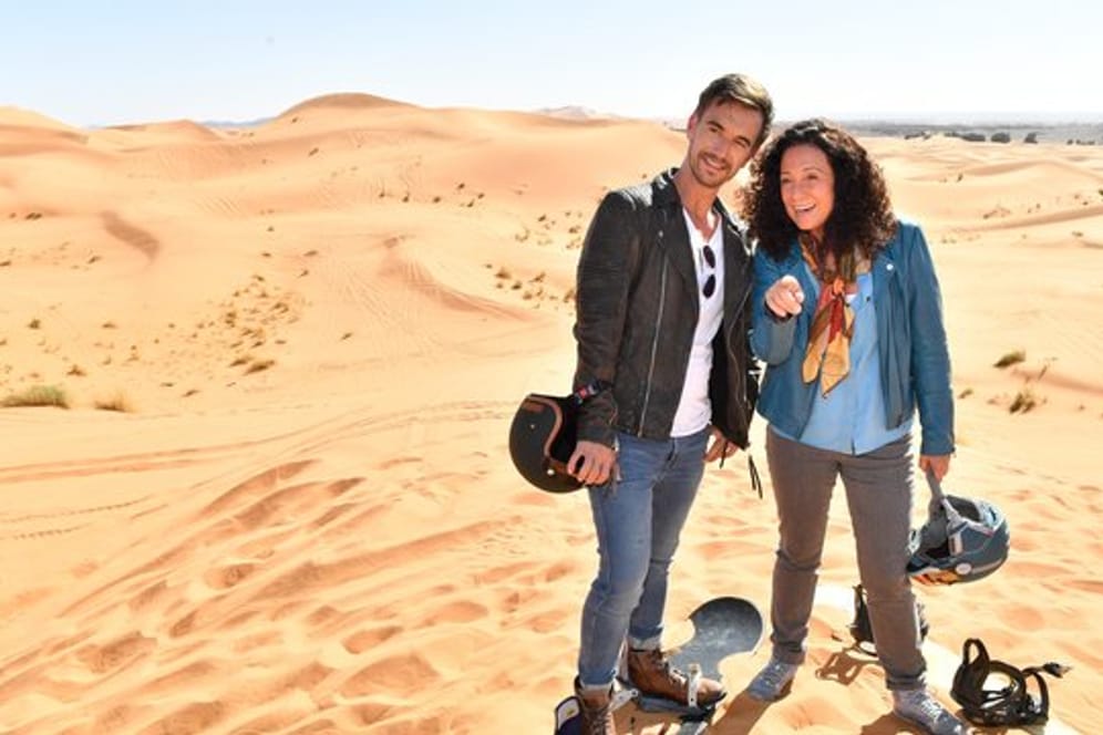 Hanna Liebhold (Barbara Wussow) ist es gelungen, Kapitän Max Parger (Florian Silbereisen) zu einem "Skiausflug" in die goldenen Sanddünen zu überreden.