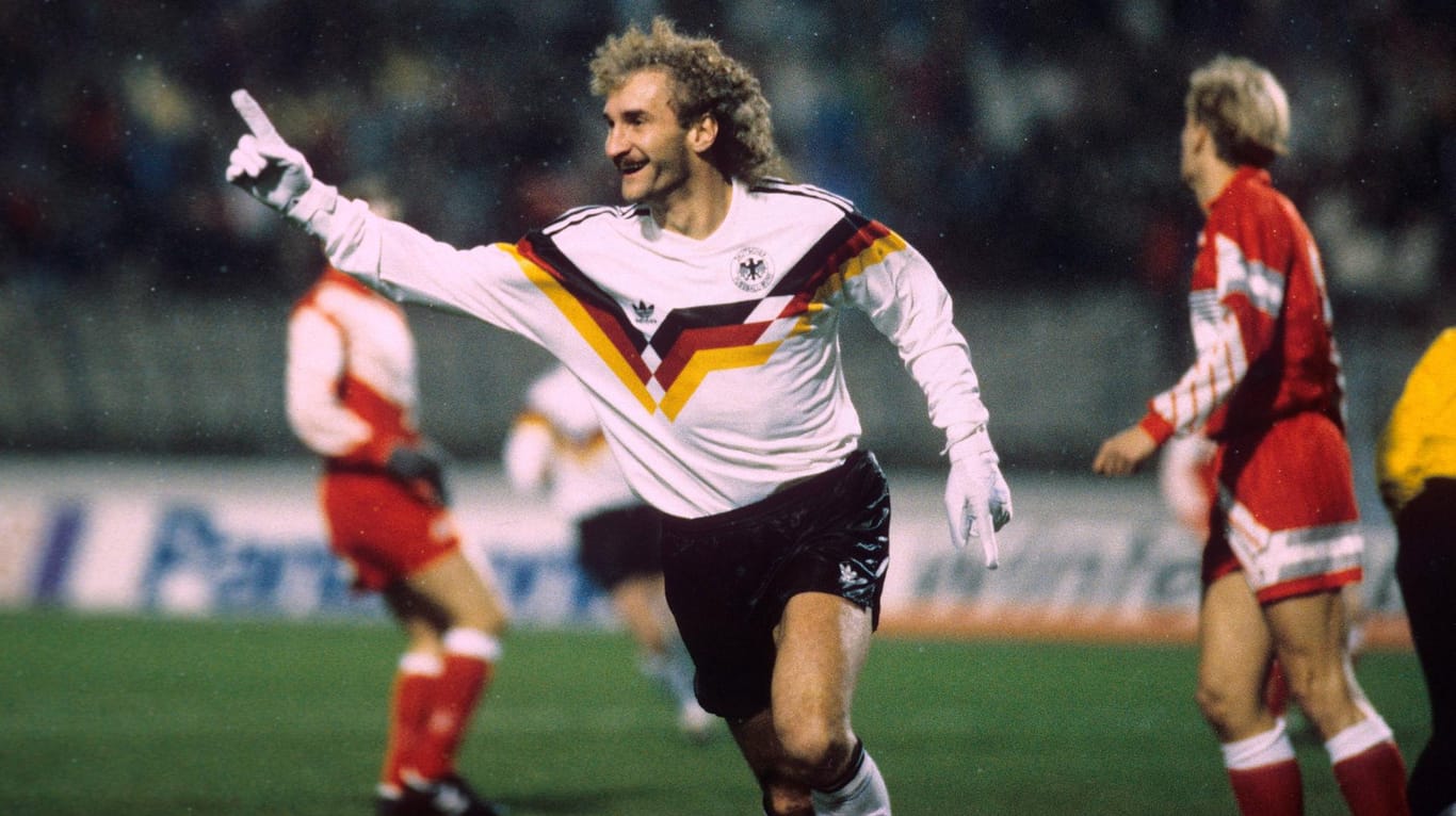 Im DFB-Trikot wurde Rudi Völler bundesweit bekannt. Insgesamt absolvierte er zwischen 1982 und 1994 90 Länderspiele, in denen ihm 47 Treffer gelangen.