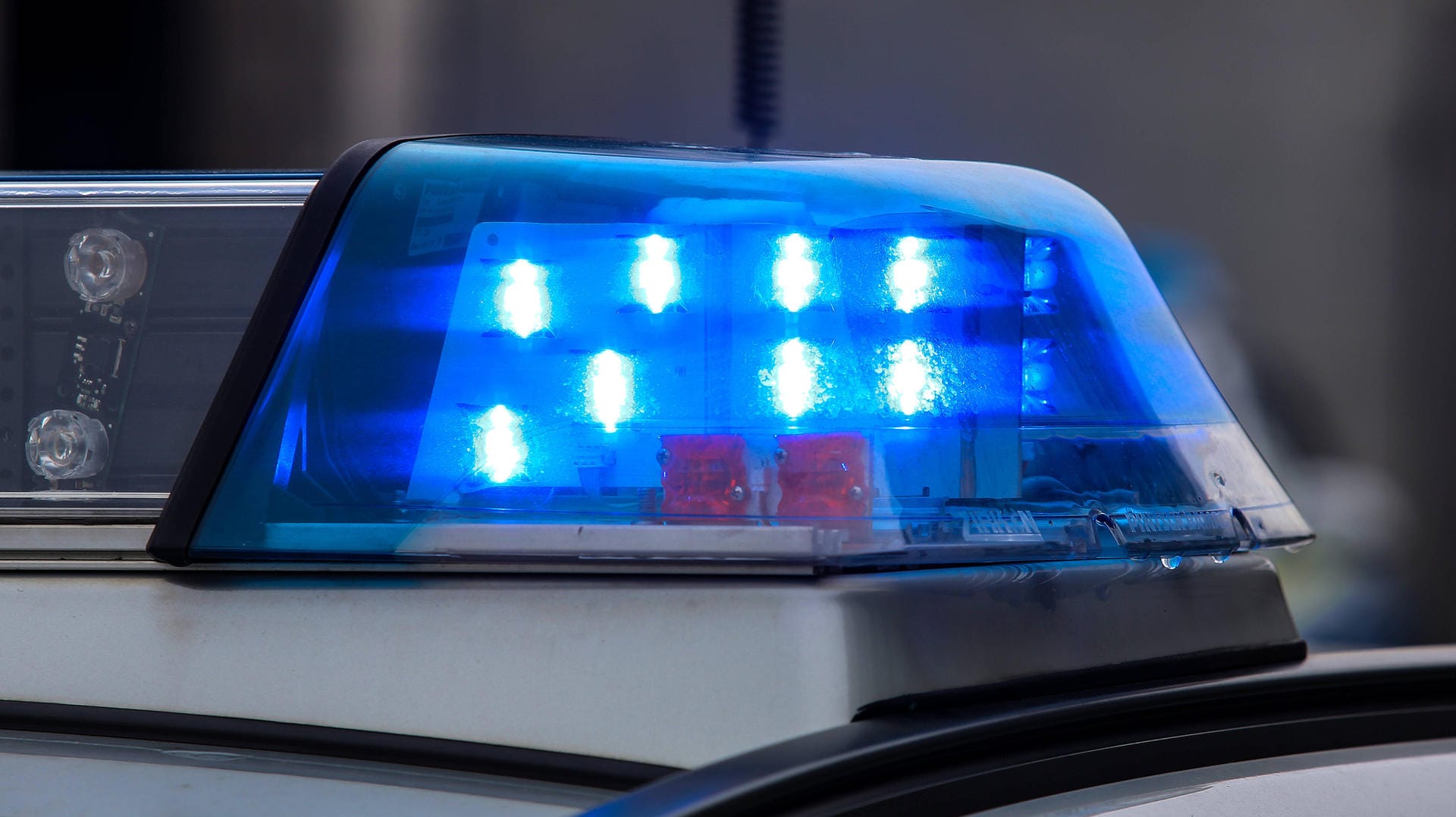 Polizei im Einsatz: Bei einem Unfall wurden zwei Personen schwer verletzt. (Symbolbild)