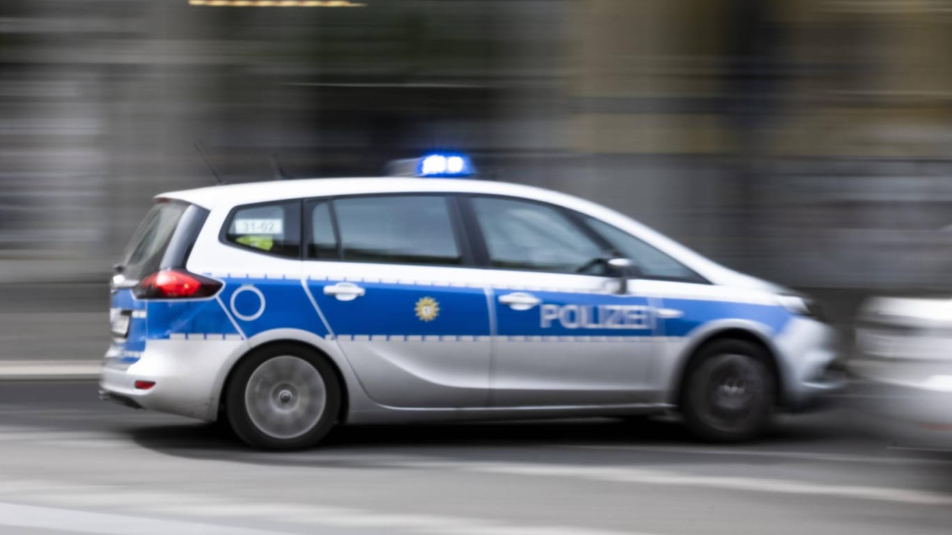 Berliner Polizeistreife: Ein Autofahrer wollte vor Beamten fliehen – ohne Erfolg. (Symbolbild)
