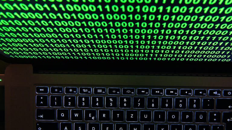 Grüner Binärcode auf einem Laptop-Display: Hacker haben nach einem Angriff geheime Dokumente veröffentlicht