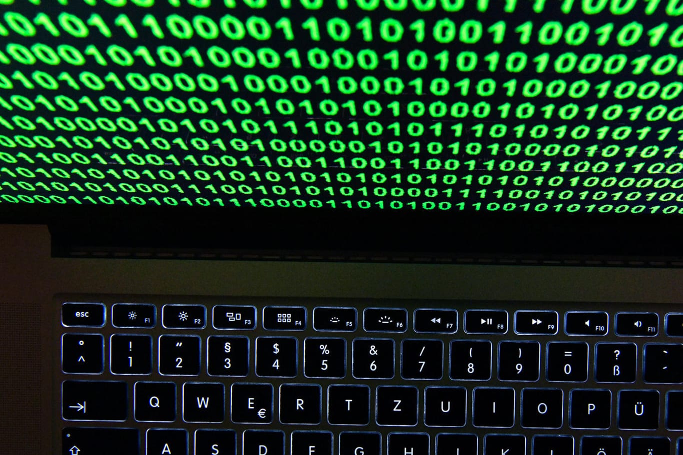 Grüner Binärcode auf einem Laptop-Display: Hacker haben nach einem Angriff geheime Dokumente veröffentlicht