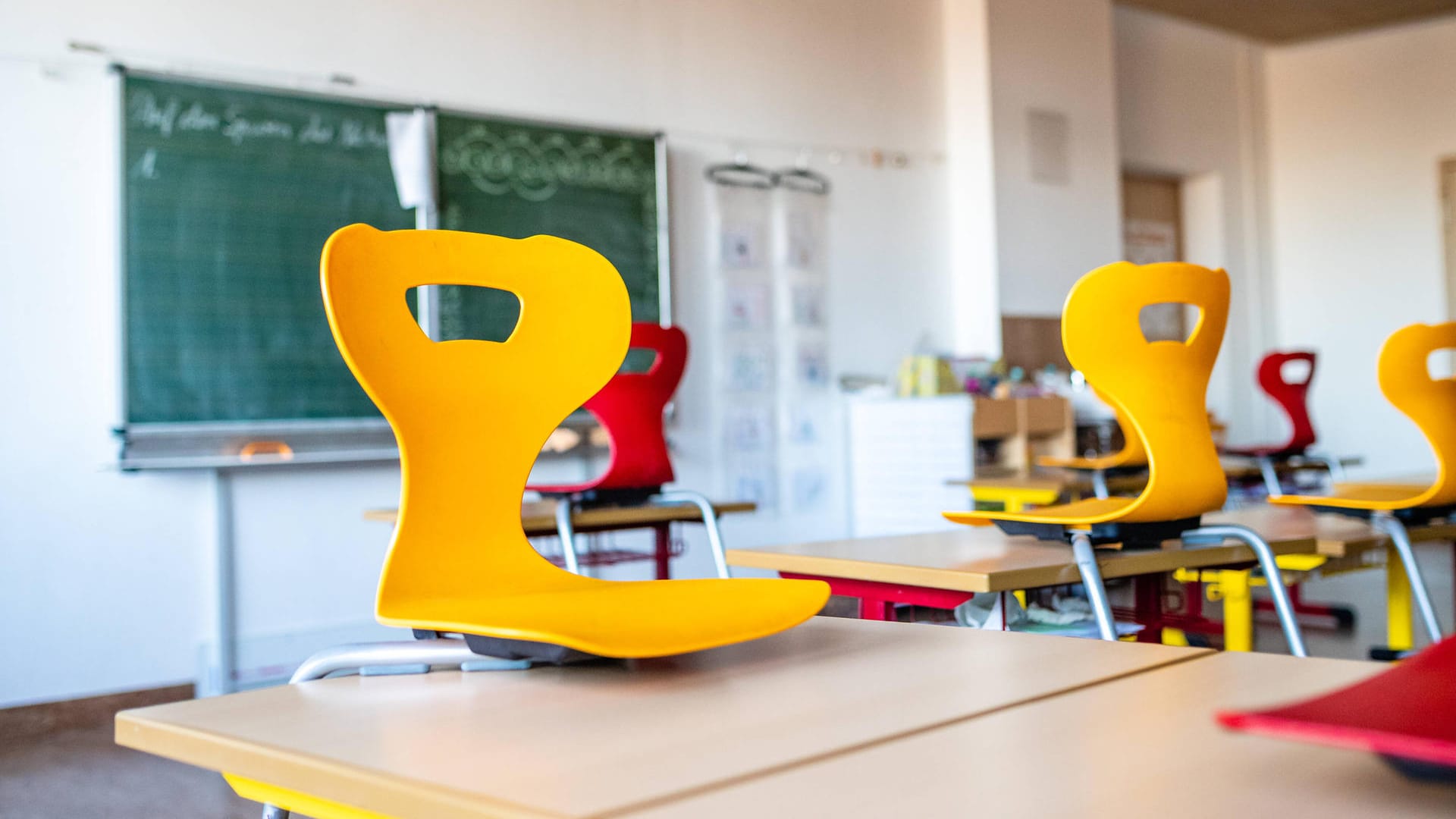 Klassenzimmer während der Corona-Krise: Die Leopoldina rät der Bundesregierung zu einer Wiedereröffnung der Schulen. (Symbolbild)