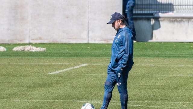 Bittet die Bayern-Profis nach der Osterpause wieder zum Training: Trainer Hansi Flick.