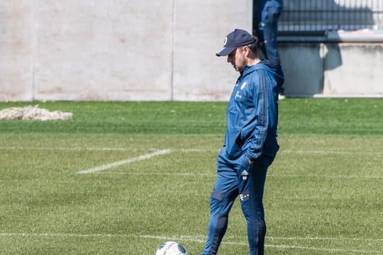Bittet die Bayern-Profis nach der Osterpause wieder zum Training: Trainer Hansi Flick.