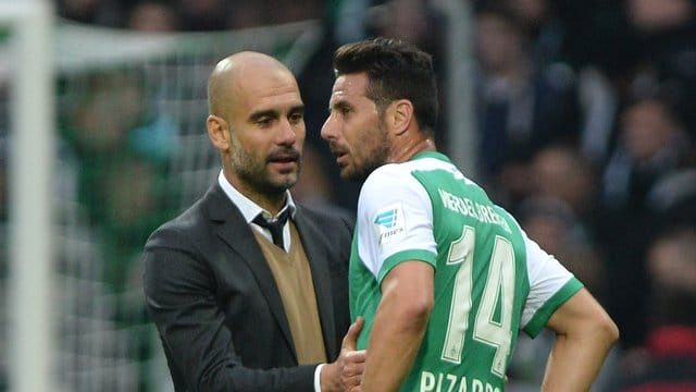 Arbeiteten einst beim FC Bayern zusammen: Pep Guardiola (l) und Werder-Angreifer Claudio Pizarro.