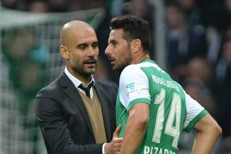 Arbeiteten einst beim FC Bayern zusammen: Pep Guardiola (l) und Werder-Angreifer Claudio Pizarro.