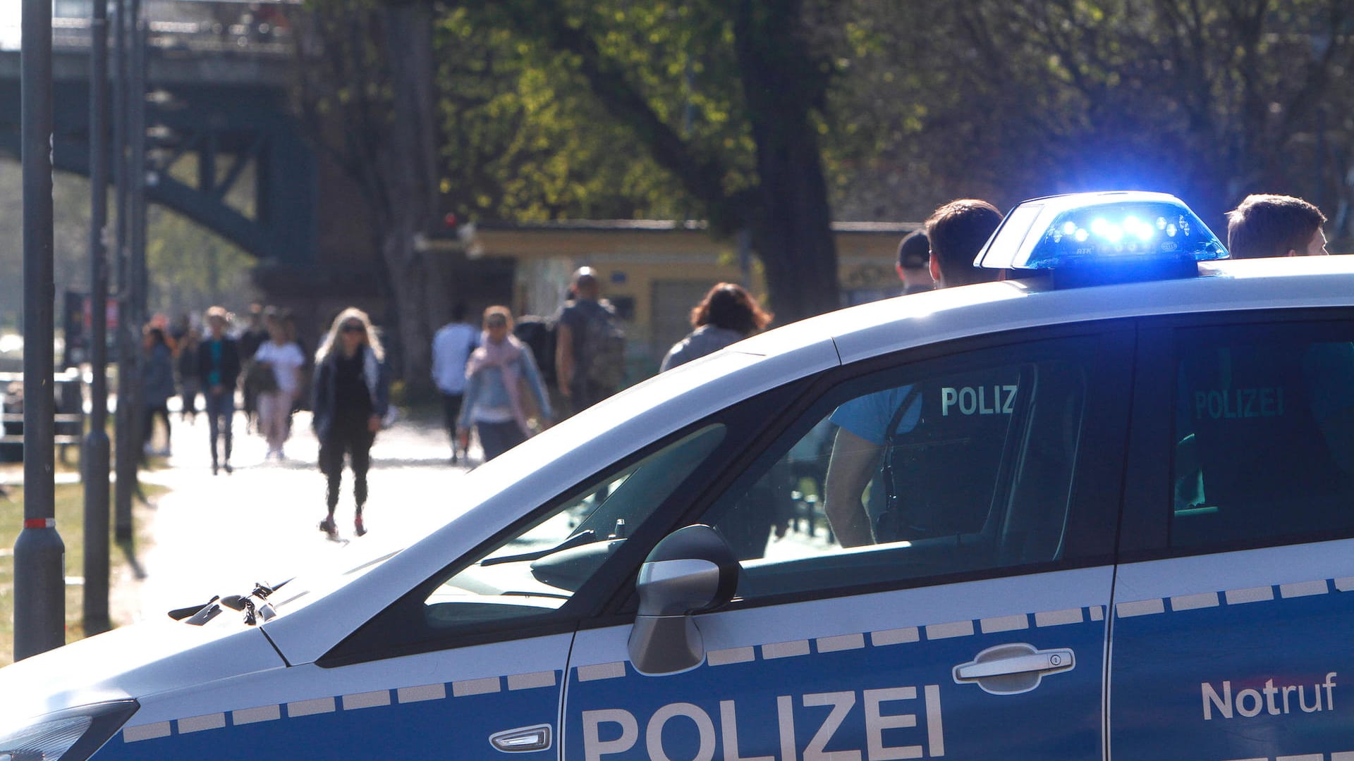 Bei einer Kontrolle traf die Polizei in Aschaffenburg einen Elfjährigen am Steuer eines Autos an. Bei einer Kontrolle traf die Polizei in Aschaffenburg einen Elfjährigen am Steuer eines Autos an.