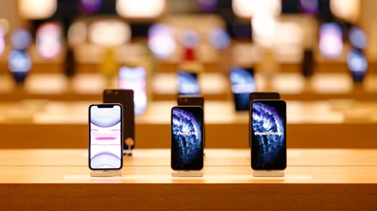 Aktuelle iPhones in einem Apple-Store: Die nächste Generation der Geräte könnte deutlich anders aussehen