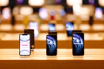 Aktuelle iPhones in einem Apple-Store: Die nächste Generation der Geräte könnte deutlich anders aussehen