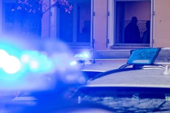 Polizeifahrzeuge im Einsatz: In Berlin und München mussten zwei Partys abgebrochen werden. (Symbolbild)