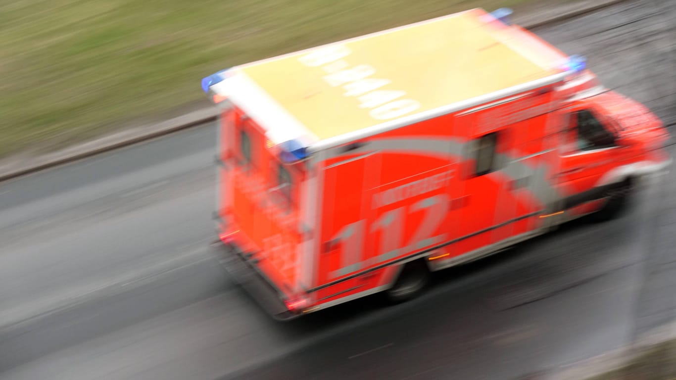 Notfall-Einsatz: In Hiddenhausen starb ein Motorradfahrer nach einem Unfall.