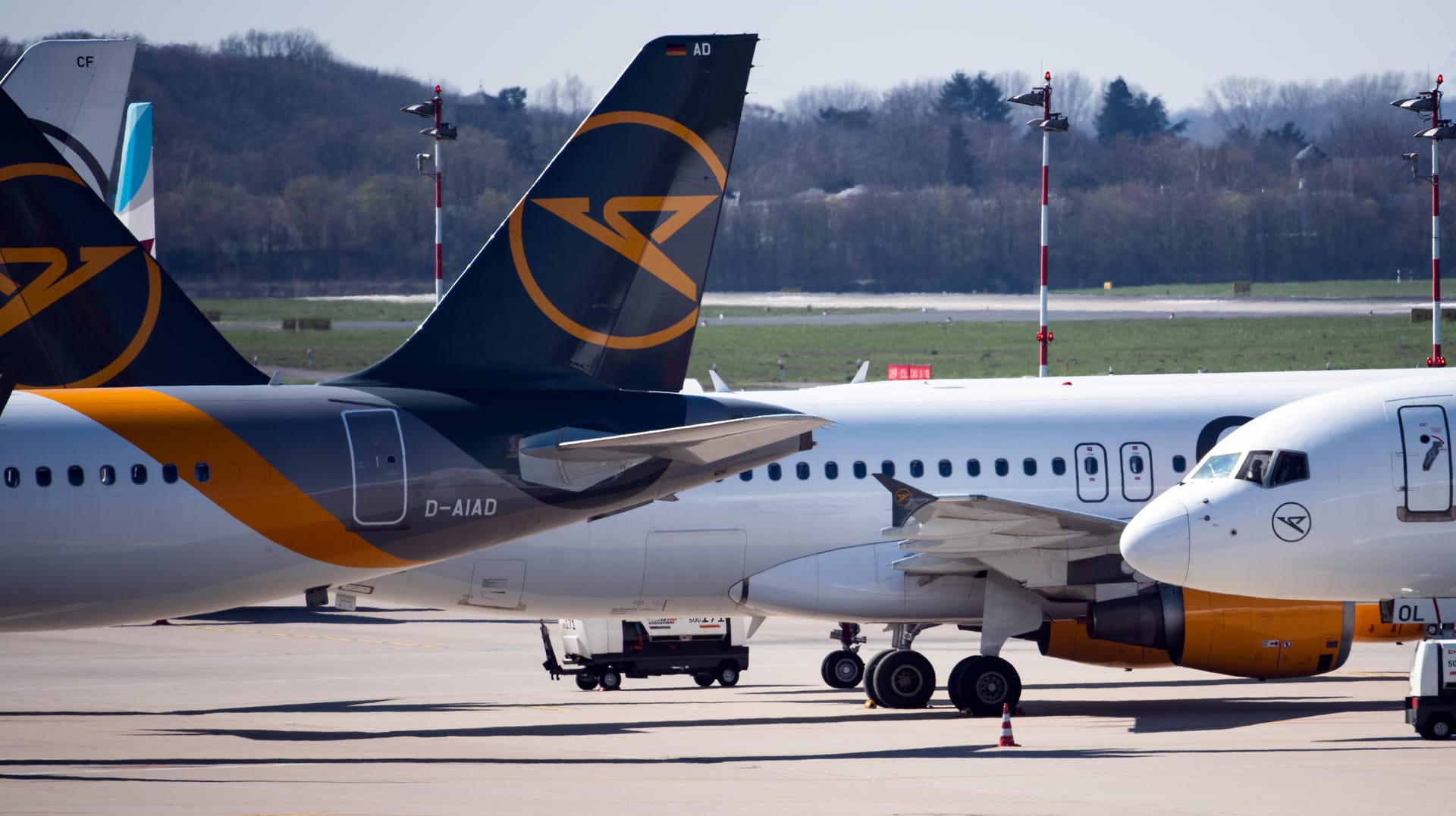 Flugzeuge von Condor in Düsseldorf: Die Übernahme durch die polnische Lot ist vom Tisch.