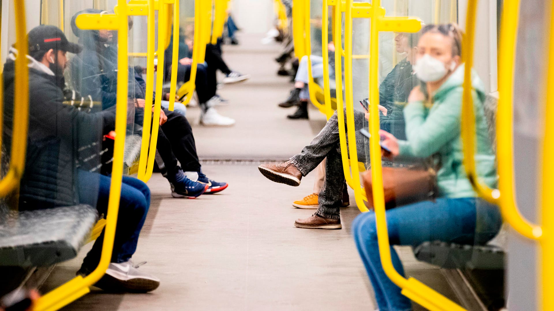 Fahrgäste in einer U-Bahn in Berlin: Die Leopoldina-Akademie empfiehlt eine schrittweise Rückkehr zur Normalität in Deutschland.