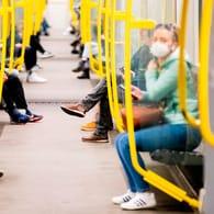 Fahrgäste in einer U-Bahn in Berlin: Die Leopoldina-Akademie empfiehlt eine schrittweise Rückkehr zur Normalität in Deutschland.