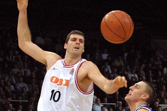 Am Ball: Hupmann (li.) in einem Länderspiel mit Deutschland gegen Frankreich 2001.