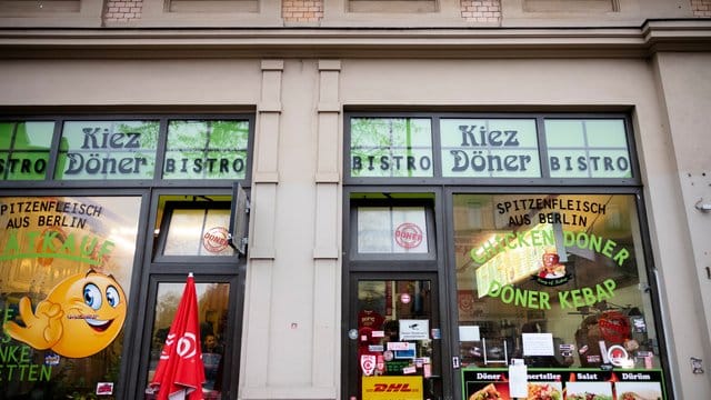 Die Schaufenster des Imbisses "Kiez-Döner" in Halle.