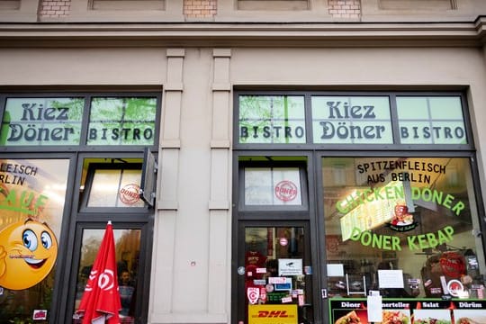 Die Schaufenster des Imbisses "Kiez-Döner" in Halle.