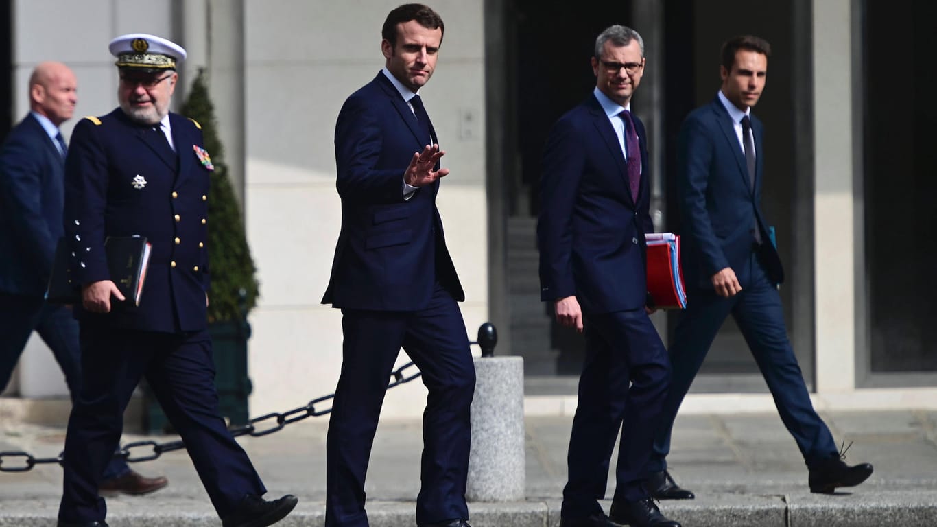 Ausgangsbeschränkungen verlängert: Frankreichs Präsident Emmanuel Macron (M.).