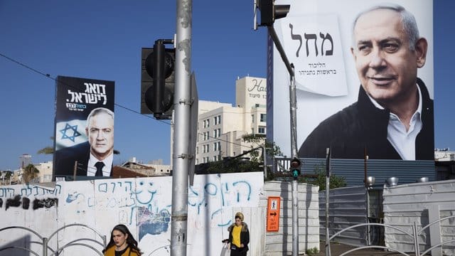 Wahlplakate zeigen den israelischen Ministerpräsidenten Benjamin Netanjahu (r) und den Oppositionspolitiker Benny Gantz (l). Wahlplakate zeigen den israelischen Ministerpräsidenten Benjamin Netanjahu (r) und den Oppositionspolitiker Benny Gantz (l).