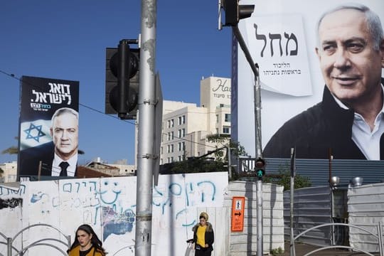 Wahlplakate zeigen den israelischen Ministerpräsidenten Benjamin Netanjahu (r) und den Oppositionspolitiker Benny Gantz (l).