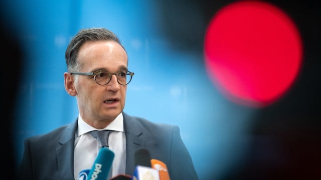 "Wichtig ist, dass wir nicht bei einem Flickenteppich aus 27 Corona-Apps und 27 Datenschutzregimen landen, sondern möglichst abgestimmt vorgehen", sagt Heiko Maas. "Wichtig ist, dass wir nicht bei einem Flickenteppich aus 27 Corona-Apps und 27 Datenschutzregimen landen, sondern möglichst abgestimmt vorgehen", sagt Heiko Maas.