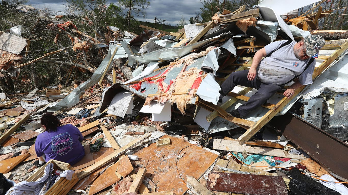Nach Tornados im Süden der USA: Lloyd und Linda Leonard durchsuchen den zerstörten Wohnwagen ihres Sohnes Mark Hyatt in einem Wohnwagenpark.