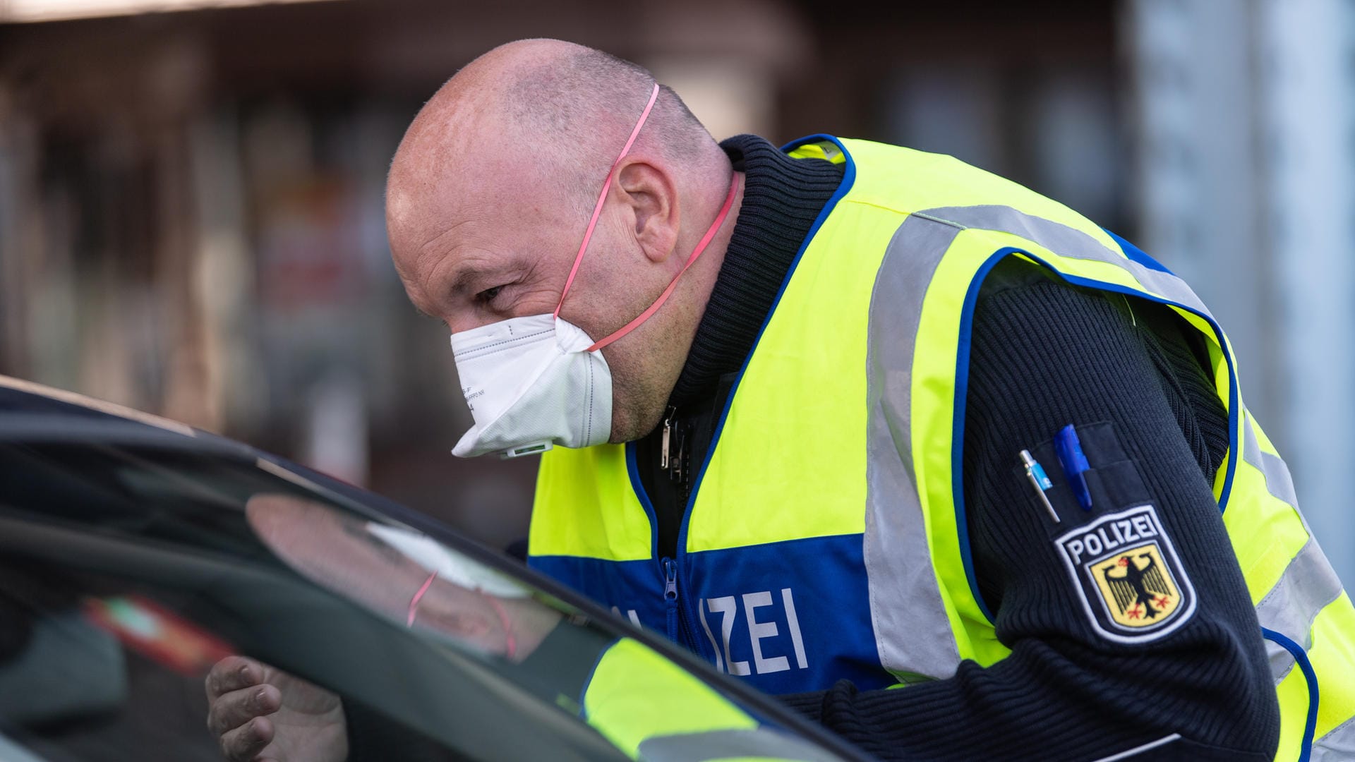 Polizist mit Atemmaske bei der Grenzkontrolle in Weil am Rhein.