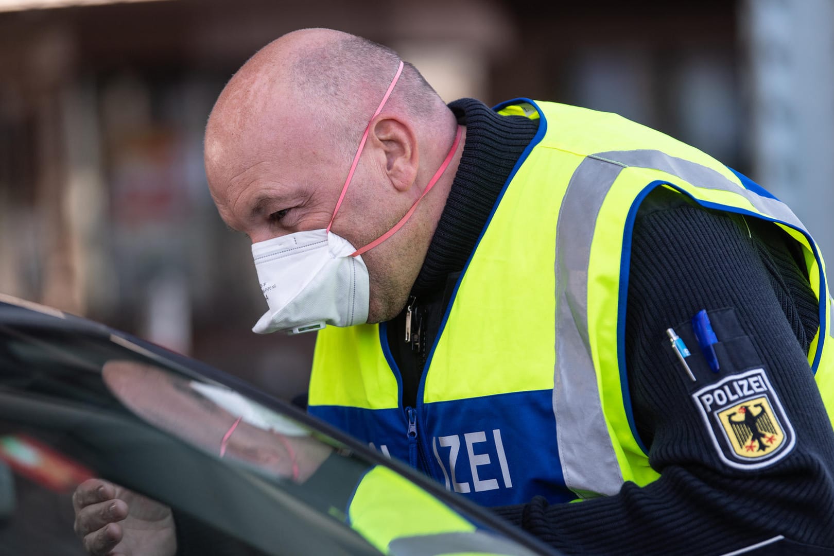 Polizist mit Atemmaske bei der Grenzkontrolle in Weil am Rhein.