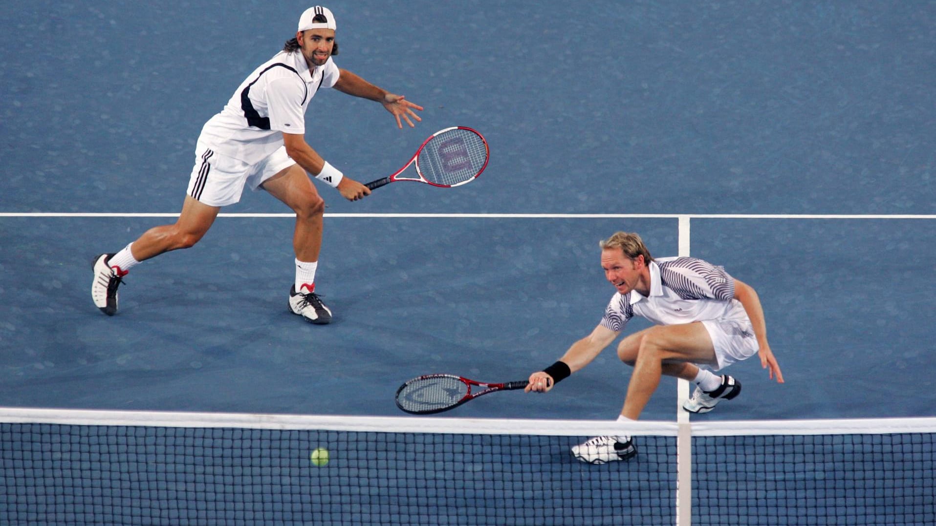 Kiefer (li.) und Rainer Schüttler im Doppel-Finale bei den Olympischen Spielen 2004 in Athen. Es gab Silber nach 2:6, 6:4, 6:3, 6:7, 4:6 gegen die Chilenen Gonzalez/Massu.