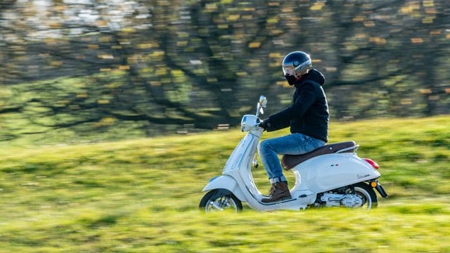 Autofahrer, die älter als 25 Jahre alt sind, dürfen neuerdings mit ihrem Führerschein auch auf einige Zweiräder umsteigen.