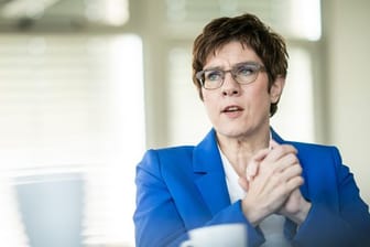 CDU-Chefin Annegret Kramp-Karrenbauer im Gespräch.