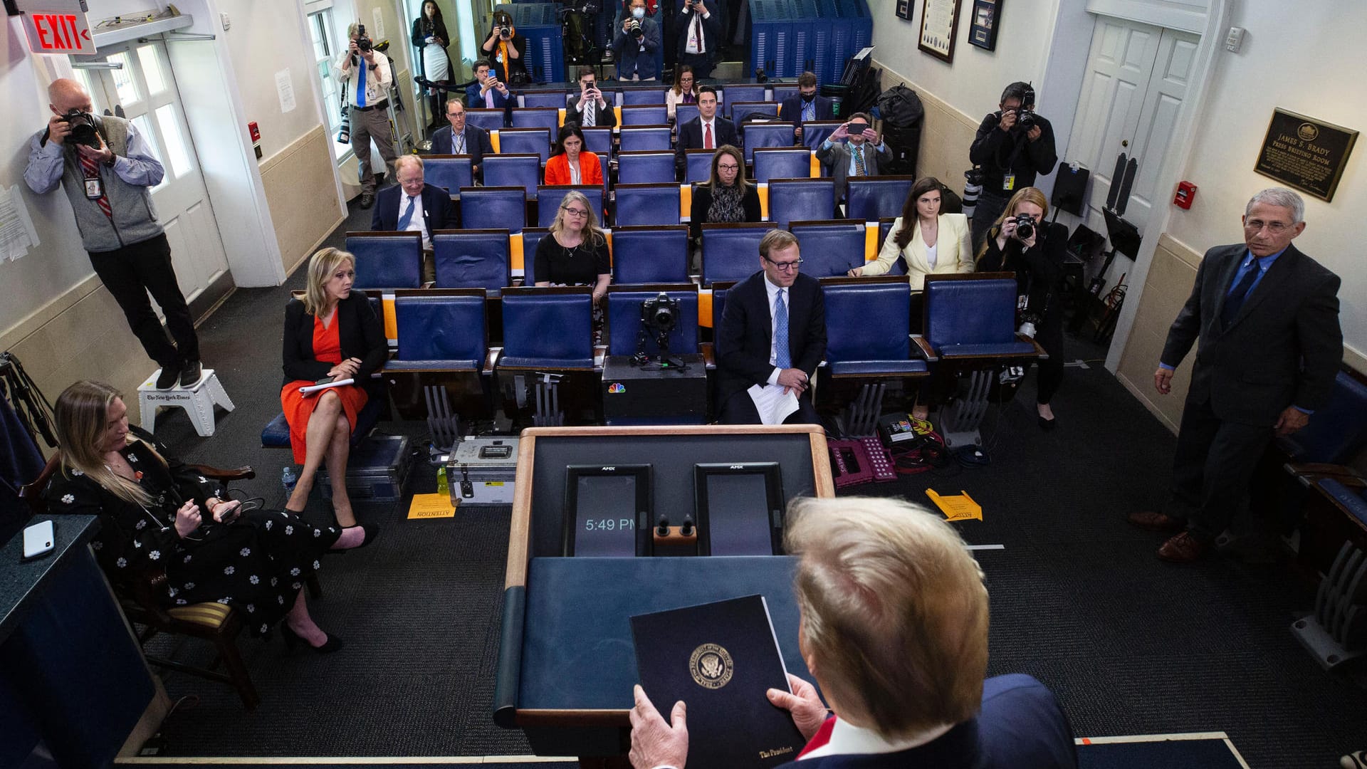 Donald Trump bei seinem Pressebriefing: Auch in den USA hat eine Debatte um die Lockerung der Corona-Einschränkungen begonnen.