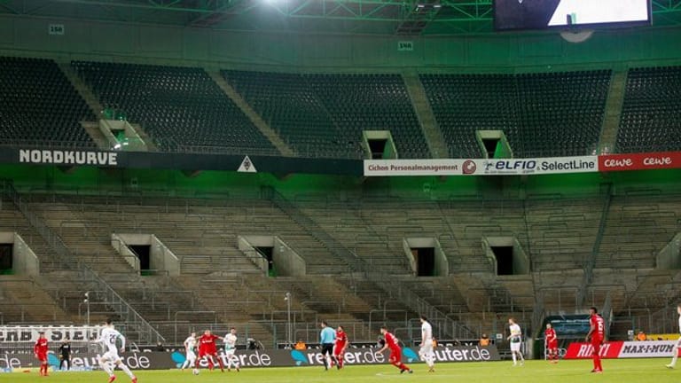 Ein Bild, an das sich sowohl Spieler als auch Fans vorerst gewöhnen müssen: Geisterspiele in den Fußball-Bundesliga.
