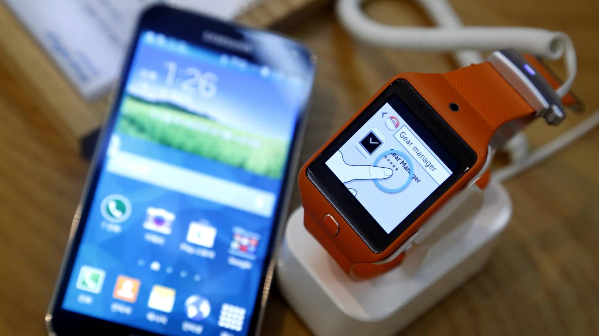 Ein Galaxy S5 mit einem Gear 2 Neo: Die Geräte unterstützen Samsungs Sprachassistenten S Voice. Ein Galaxy S5 mit einem Gear 2 Neo: Die Geräte unterstützen Samsungs Sprachassistenten S Voice.