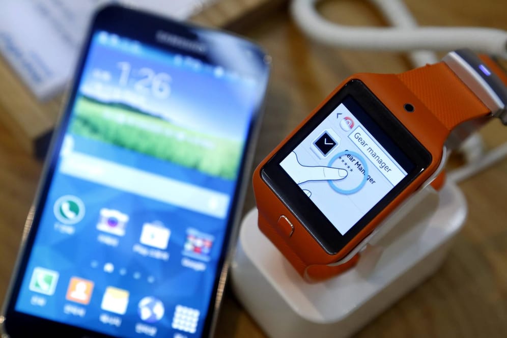 Ein Galaxy S5 mit einem Gear 2 Neo: Die Geräte unterstützen Samsungs Sprachassistenten S Voice.