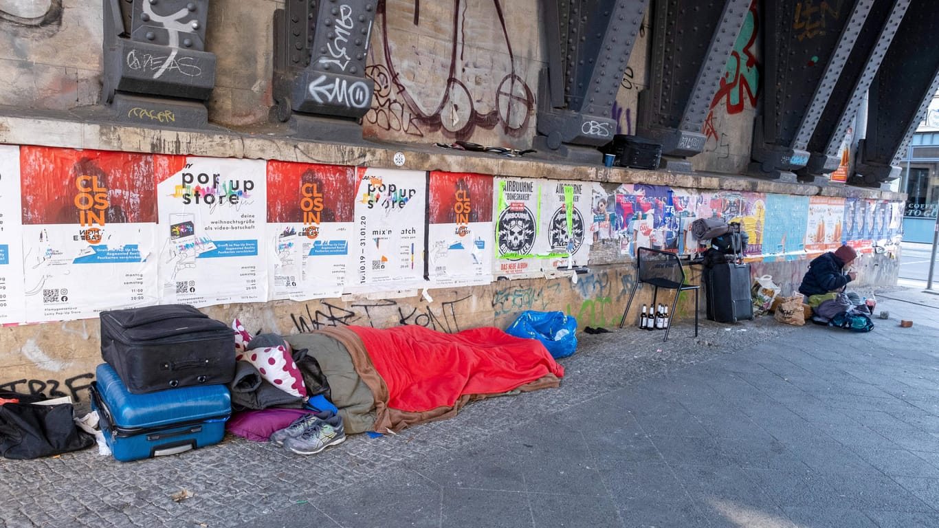 Ein Schlaflager von Obdachlosen in Berlin (Symbolbild): Eine 24-Stunden-Unterkunft an der Storkower Straße kann nicht öffnen.
