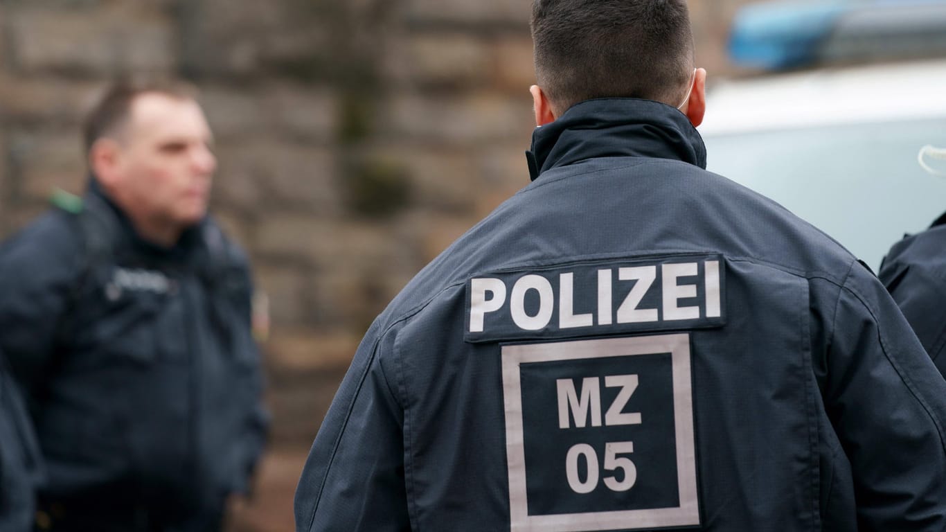 Zwei Beamte der Mainzer Polizei (Symbolbild): Die Beamten nahmen einen jugendlichen Täter fest, der eine Frau verfolgt und belästigt haben soll.