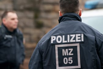 Zwei Beamte der Mainzer Polizei (Symbolbild): Die Beamten nahmen einen jugendlichen Täter fest, der eine Frau verfolgt und belästigt haben soll.